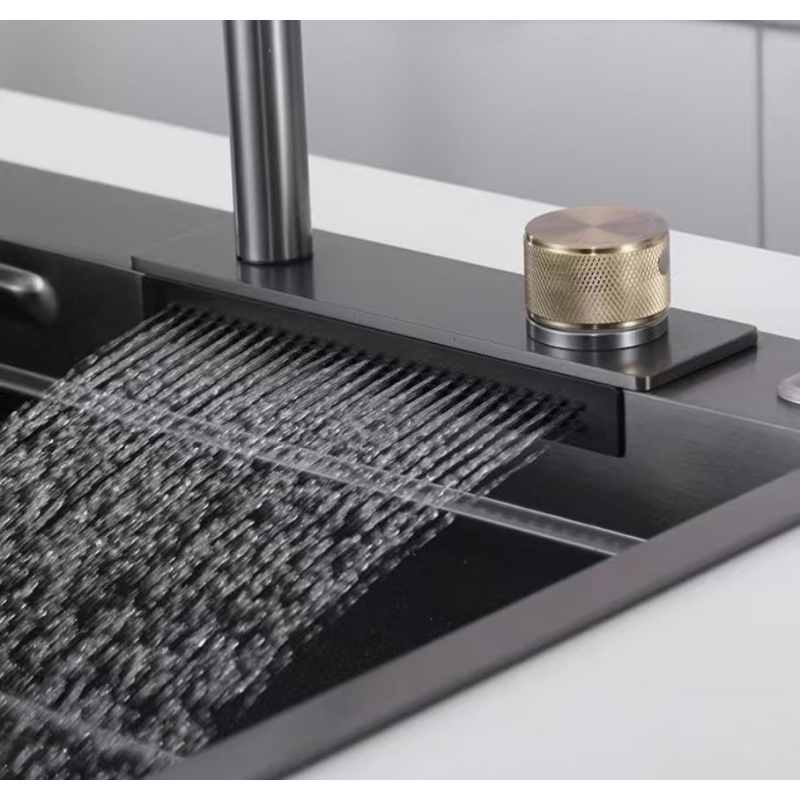 Kitchen Gadgets Luxury - Le robinet Flying Rain est livré