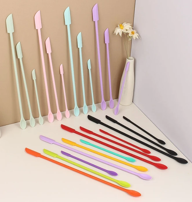 Kitchen Gadgets Under 100 - Spatule en silicone à manche long,